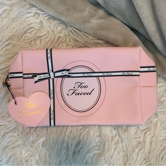 💗NWT💗 Pink, Too-Faced brand makeup bag with gold zipper - Picture 7 of 10